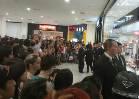 Tiago Leifert manda indireta após multidão lotar shopping em Manaus para encontrar Vivian