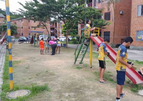Grupo de escoteiros revitaliza praça do Prosamin em Manaus