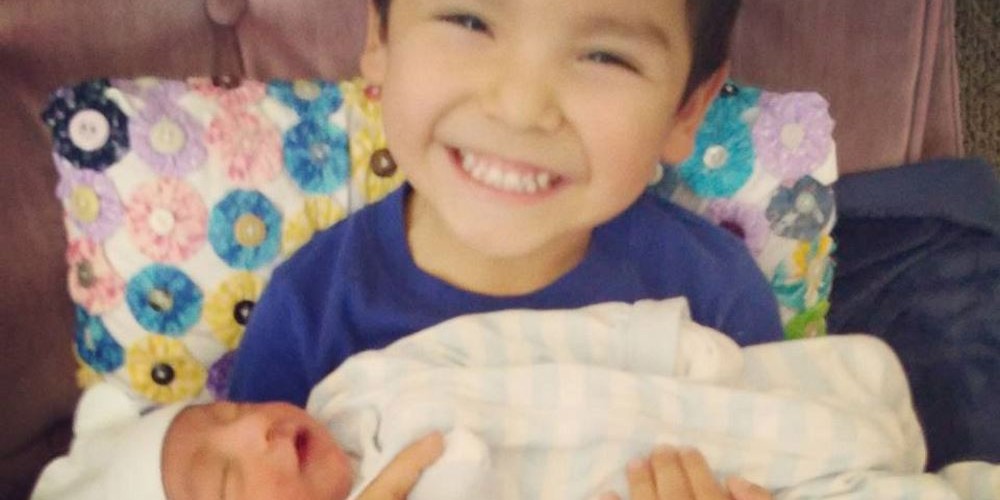 Tragédia: Criança de 4 anos se enforca com capuz durante brincadeira no provador