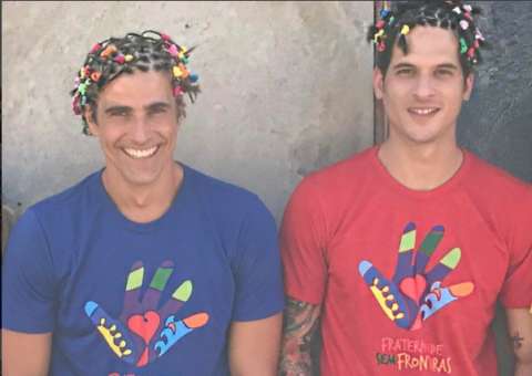 Reynaldo Gianecchini posa com amigo em viagem e fala sobre relacionamento