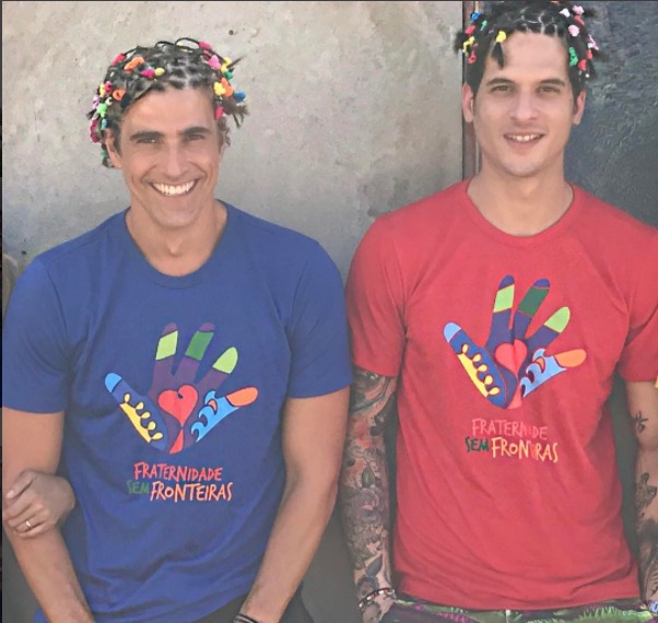 Reynaldo Gianecchini posa com amigo em viagem e fala sobre relacionamento