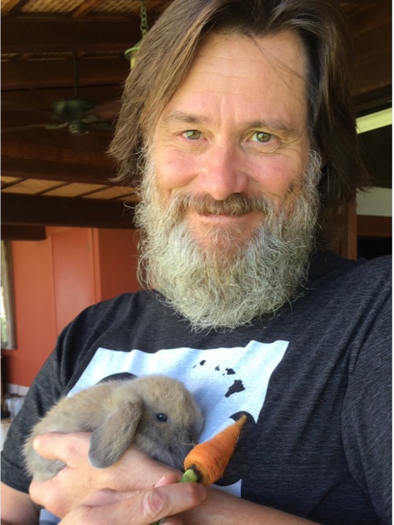 Jim Carey aparece irreconhecível em selfie e fãs o comparam com Náufrago