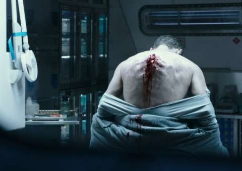  Katherine Waterston manda mensagem para o pai em novo vídeo de Alien Covenant