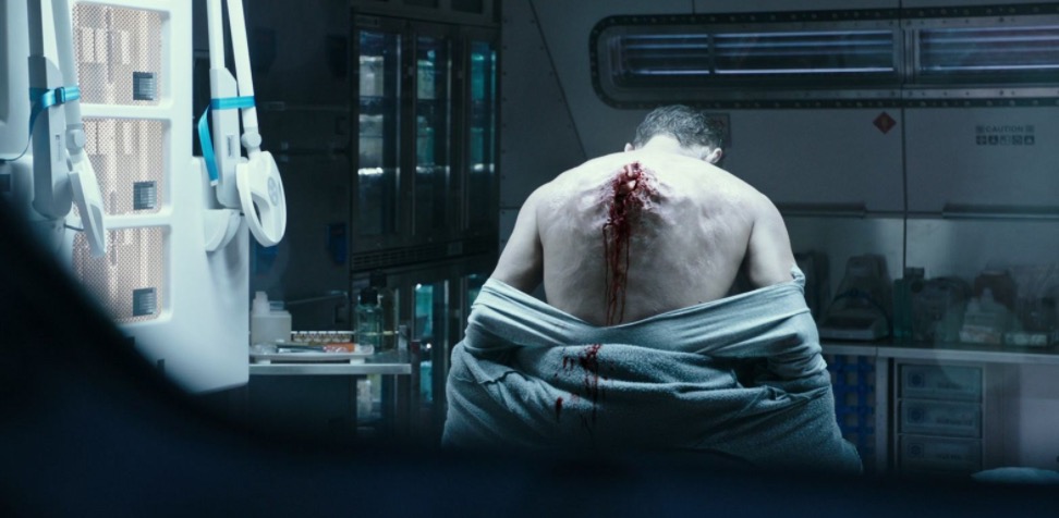  Katherine Waterston manda mensagem para o pai em novo vídeo de Alien Covenant