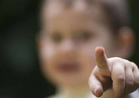 Mãe esfaqueia filho de 3 anos e diz: ‘Foi para educá-lo'