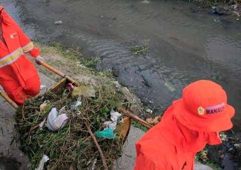 Mais de 1 mil toneladas de lixo são retiradas de igarapés em Manaus  