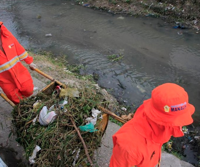 Mais de 1 mil toneladas de lixo são retiradas de igarapés em Manaus  