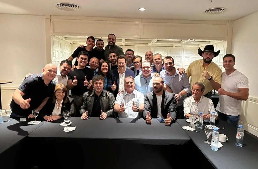 Bolsonaro se reúne com Milei e diz que 'foi uma conversa entre amigos'