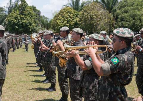 Em homenagem ao Dia do Exército, banda do CMA se apresenta em shopping de Manaus