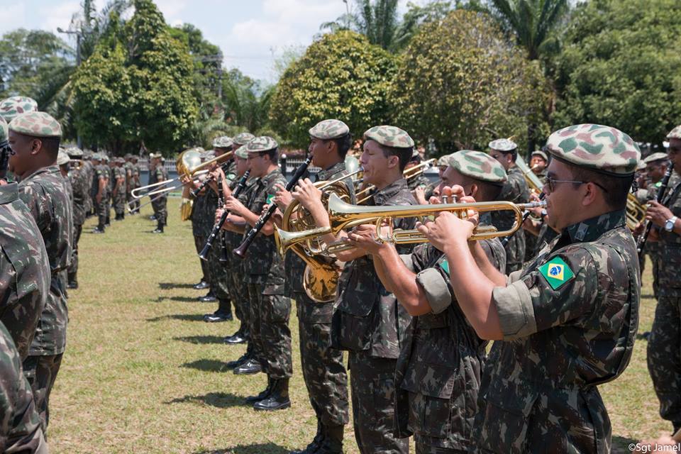 Em homenagem ao Dia do Exército, banda do CMA se apresenta em shopping de Manaus
