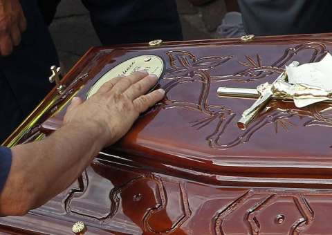 Homens invadem velório e ateiam fogo em corpo na frente da família