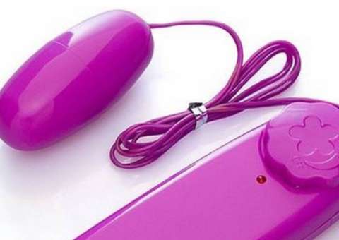 Casal evangélico cria produtos eróticos para fiéis e vibrador bomba em exposição