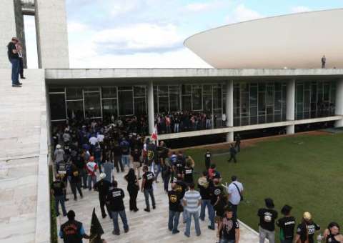  Após protesto, idade mínima para aposentadoria de policiais deve cair para 55