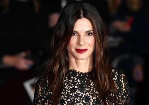 Sandra Bullock doa R$ 15 mil a idoso sem teto e comida
