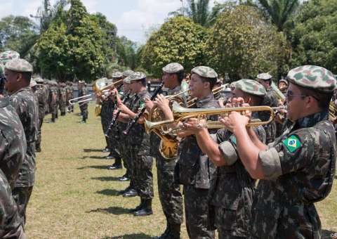 Em homenagem ao Dia do Exército, banda do CMA se apresenta em shopping de Manaus 