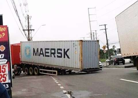  Contêiner solta de caminhão e atrapalha trânsito em avenida de Manaus 