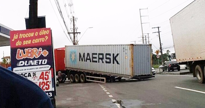  Contêiner solta de caminhão e atrapalha trânsito em avenida de Manaus 