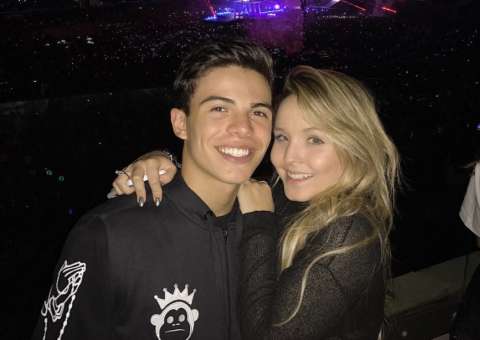 Larissa Manoela e Thomaz Costa trocam beijos em festa após atriz negar namoro