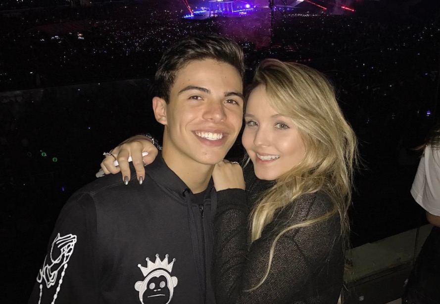 Larissa Manoela e Thomaz Costa trocam beijos em festa após atriz negar namoro