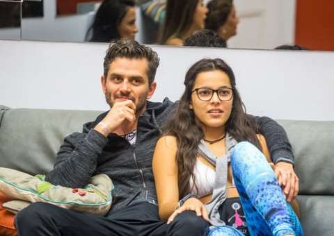 Ex-BBB Marcos voltar a usar presente de Emilly e fãs acreditam em reconciliação