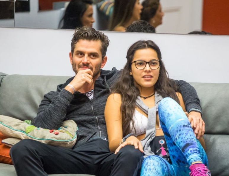 Ex-BBB Marcos voltar a usar presente de Emilly e fãs acreditam em reconciliação