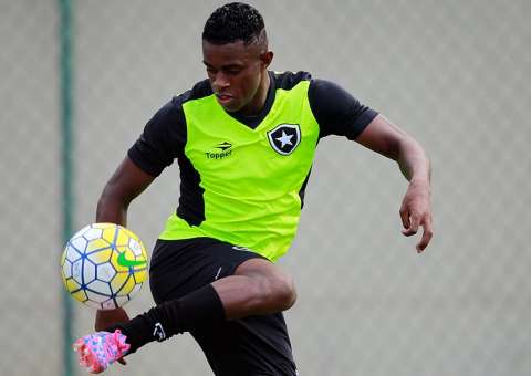 Jogador do Botafogo é acusado de agredir ex-namorada a socos