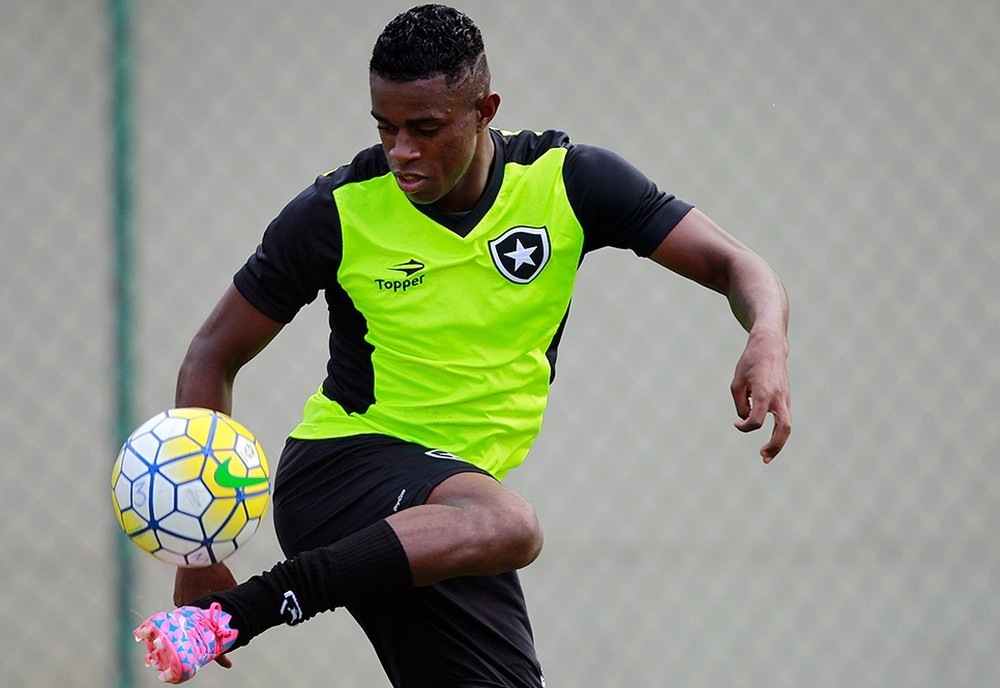 Jogador do Botafogo é acusado de agredir ex-namorada a socos