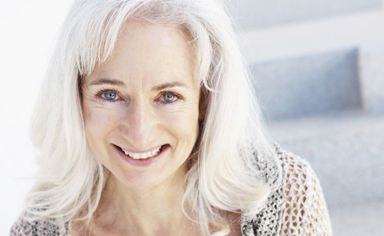 Verdade ou mentira? Arrancar um fio de cabelo branco faz nascerem dez no lugar?