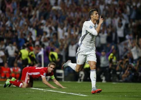 Cristiano Ronaldo é vaiado por torcida merengue durante duelo com Bayern 
