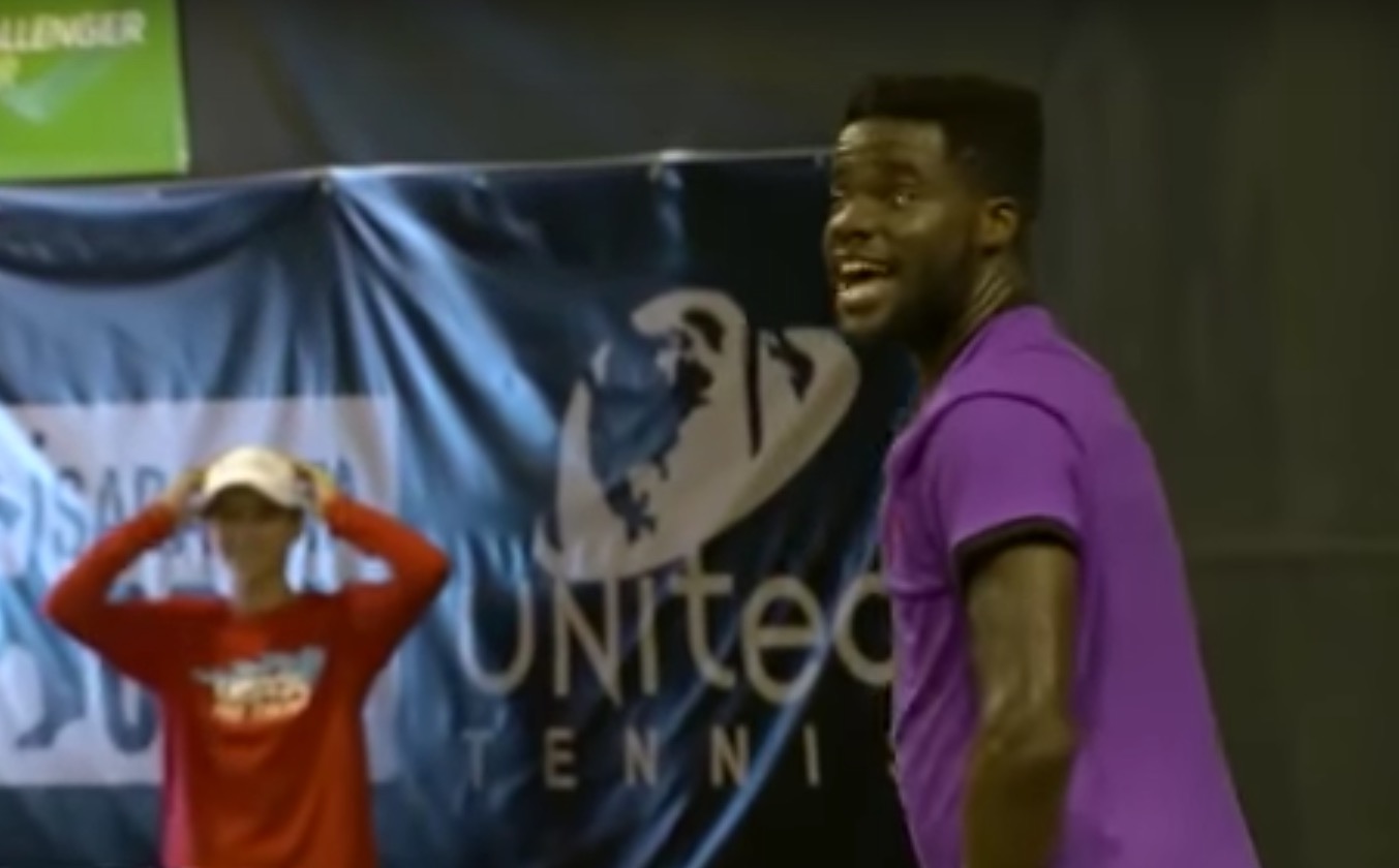 Gemido de casal fazendo sexo selvagem interrompe partida de tênis