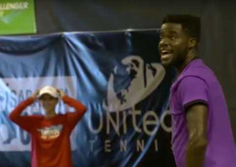 Gemido de casal fazendo sexo selvagem interrompe partida de tênis