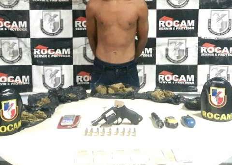 Homem é preso com arma de fogo e maconha dentro de casa em Manaus
