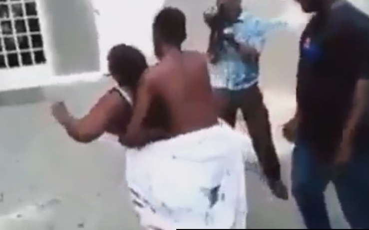 Homem fica preso ao fazer sexo com mulher do melhor amigo  