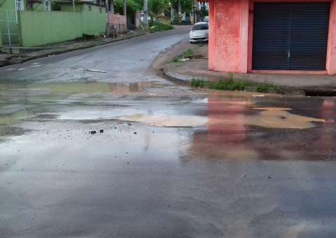 Vazamento de água causa rompimento em asfalto de avenida em Manaus 