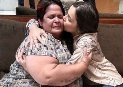 Ex-BBB Emilly encontra fã que gastou R$ 1200 em ligações no BBB17