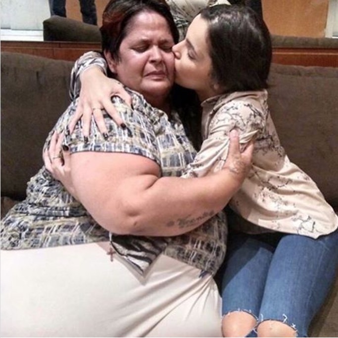 Ex-BBB Emilly encontra fã que gastou R$ 1200 em ligações no BBB17