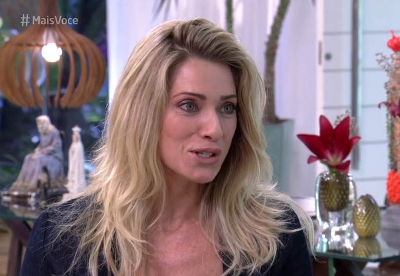 Letícia Spiller rodopia na TV e bomba na internet