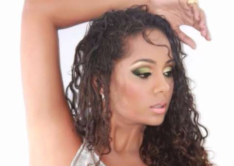 Laura Abreu faz show eclético no Sr. Garrafas