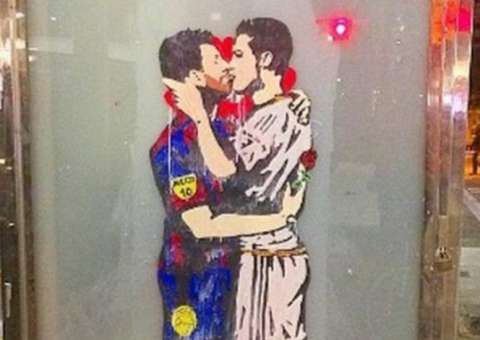 Grafite de beijo entre Messi e CR7 gera polêmica em Barcelona