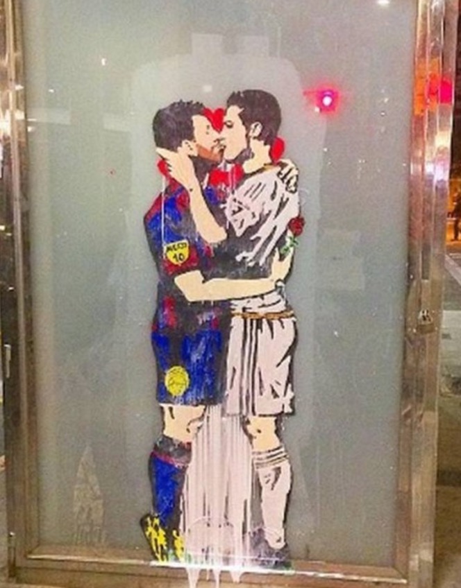 Grafite de beijo entre Messi e CR7 gera polêmica em Barcelona
