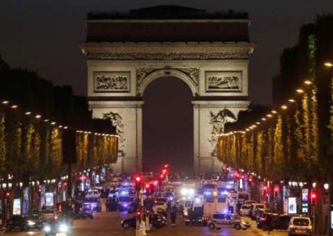 Tiroteio deixa policiais e suspeito mortos em área nobre de Paris 