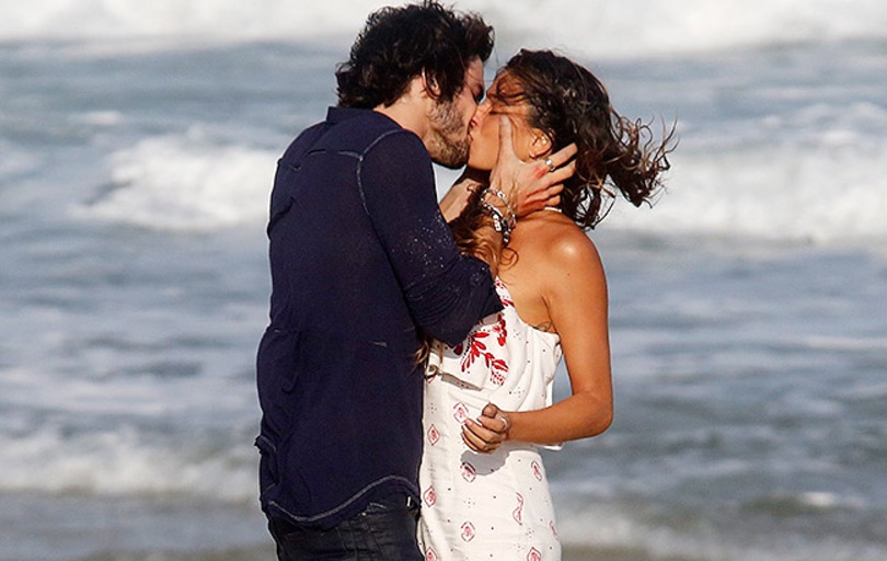 Ísis Valverde e Fiuk trocam beijos calientes em praia do Rio