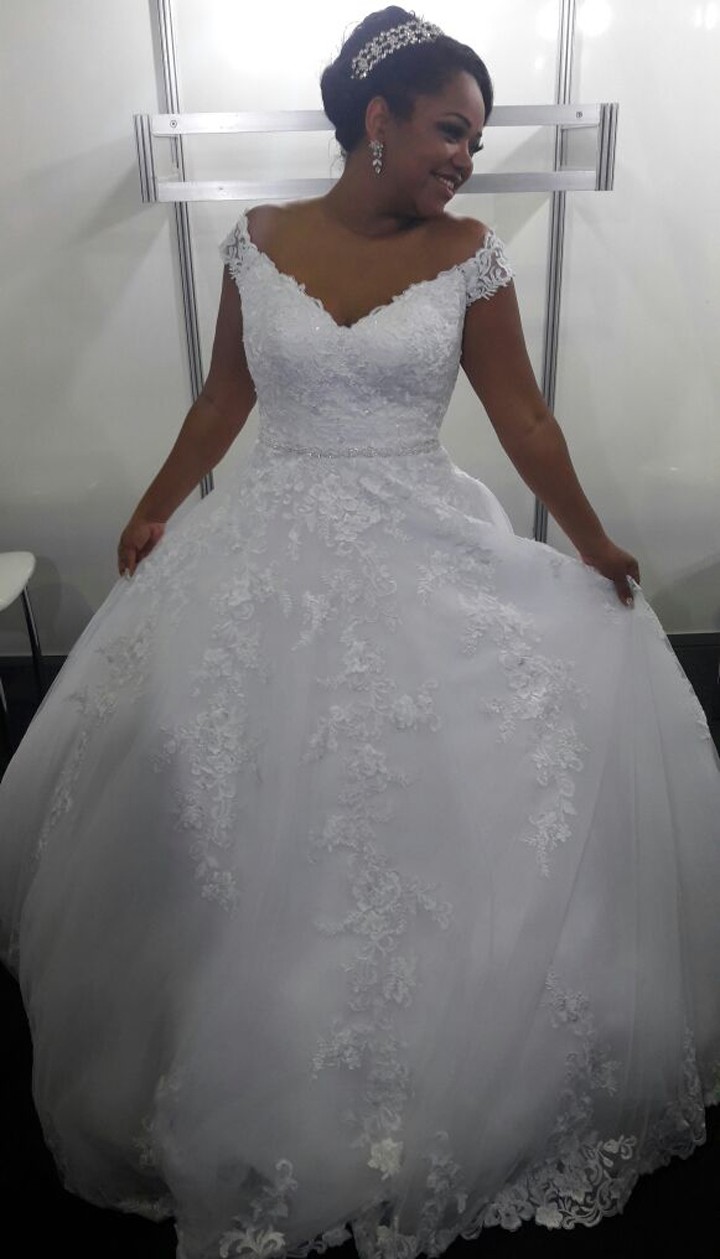 Ex-BBB Elis se casa com presença de brothers no Rio de Janeiro