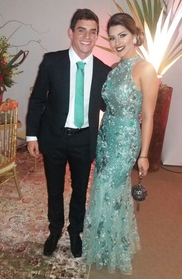 Vivian e Manoel chegam juntos e combinando looks em casamento de Elis 