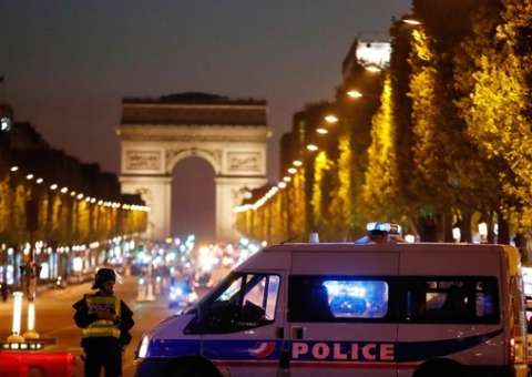 Estado Islâmico assume autoria de ataque a tiros na Champs-Élysées