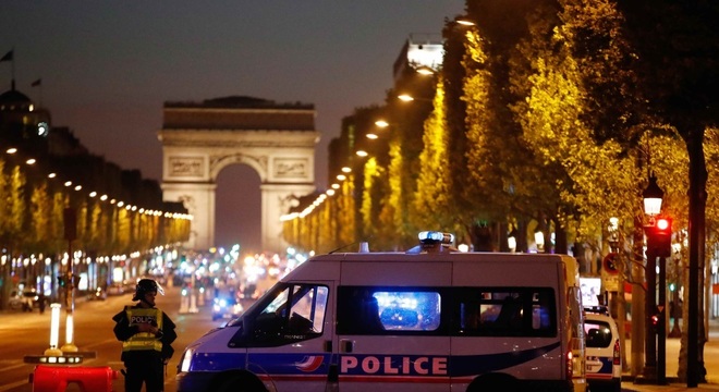 Estado Islâmico assume autoria de ataque a tiros na Champs-Élysées