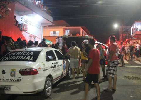 Em Manaus, homem é morto a tiros enquanto conversa com amigo