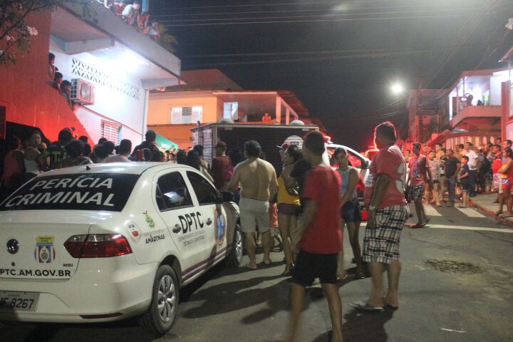 Em Manaus, homem é morto a tiros enquanto conversa com amigo