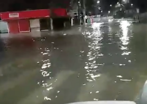 Centro fica alagado após forte chuva e 12 ocorrências são registradas em Manaus