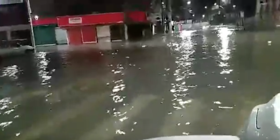 Centro fica alagado após forte chuva e 12 ocorrências são registradas em Manaus